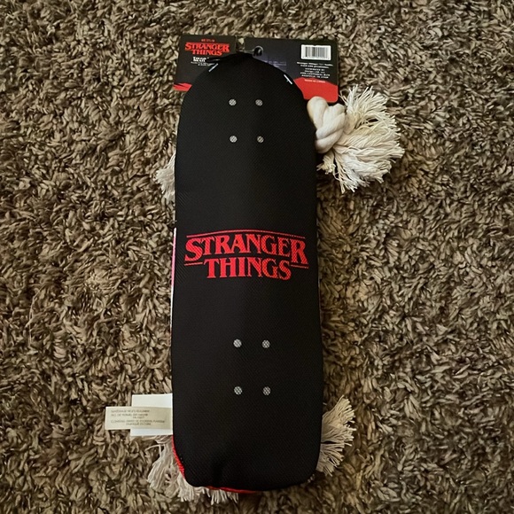 Netflix-Stranger Things - Picture 2 of 2